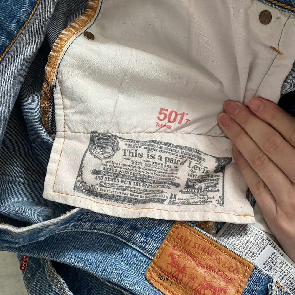 Levi’s 501 Tapered Embroidered Distressed Cropped Jeans (31x26) - Picture 6 of 7